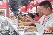 梦见香菜“嗦粉”经济火热 中国多地“食力”出圈