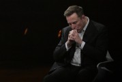 梦见香菜特斯拉股价收涨超3%：特朗普无意沟通，马斯克父亲劝儿子低头